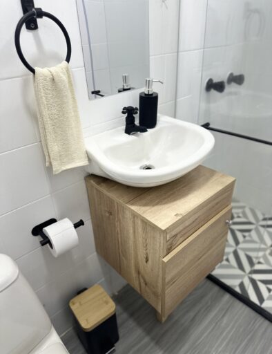 Baño privado en cabaña con ducha y servicio de toallas